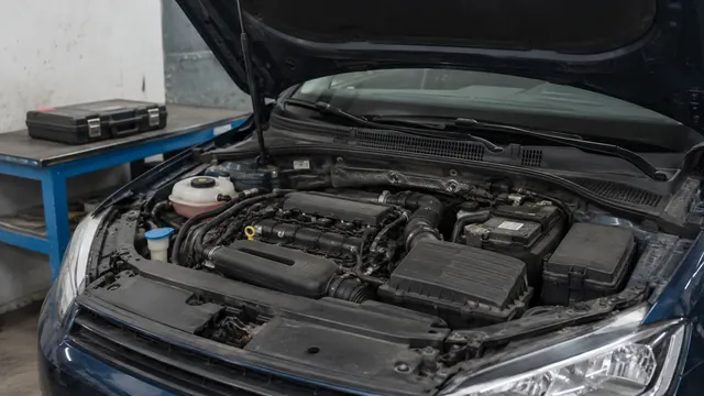 KI-Symbolbild: geöffneter Motorraum eines Pkw in einer Werkstatt zur Vorbereitung einer Diagnose